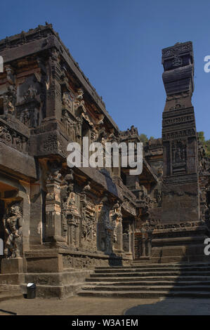 UNESCO Weltkulturerbe Worlad Kailash oder Kailasanatha Tempel einer der größten Felsen gehauenen alten hinduistischen Tempeln in Ellora, Maharashtra, Indien Stockfoto