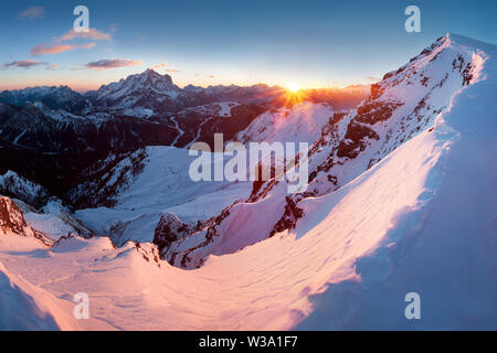 Fantastischer Sonnenaufgang in den Dolomiten, Südtirol, Italien im Winter. Italienisches Alpenpanorama in Dolomiti Berg bei Sonnenaufgang mit steilen felsigen Stockfoto
