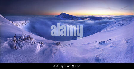 Sonnenaufgang Blick auf Pec pod Snezkou im Riesengebirge im Winter. Tschechische Republik. Morgenpanorama vom Fußweg zum Gipfel von Snezka Stockfoto