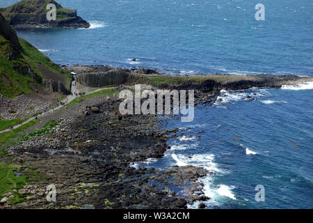 Mit Blick auf die Besucher auf dem Shepard Weg zum Damm des Riesen von der Küste weg, County Antrim, Nordirland, Großbritannien. Stockfoto