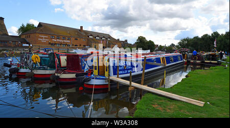 Schmale Boote auf dem Fluss Ouse in St. Neots. Stockfoto