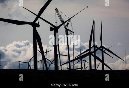 Auf 0001 ein Embargo verhängt Montag, Juli 15 Datei phot vom 09/07/15 der Blick der Windenergieanlagen im Windpark Whitelee im East Renfrewshire, der größten Onshore-Windpark in Großbritannien. Stromerzeugung aus Windkraftanlagen nördlich der Grenze macht jedes Haus in Schottland und Nordengland erreichen, entsprechend der neuen Zahlen. Stockfoto