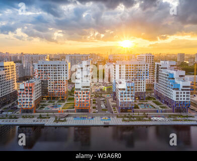 Moskau Russland. Luftbild der neuen modernen Wohngebäuden auf Sonnenuntergang in Nagatinsky Zaton Bezirk Stockfoto