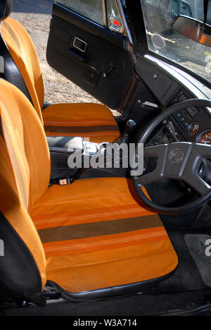 Originale Innenausstattung Sitze in einem MGB-GT-Sportwagen Stockfoto