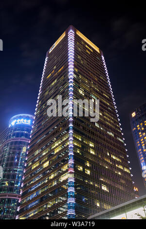 Wolkenkratzer in Futian Central Business District bei Nacht beleuchtet. Shenzhen, Guangdong Province, China. Stockfoto