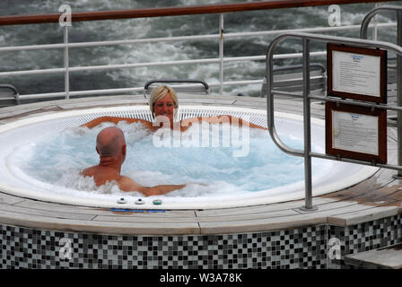 Zwei Menschen, Open-air Whirlpool auf Kreuzfahrtschiff Stockfoto