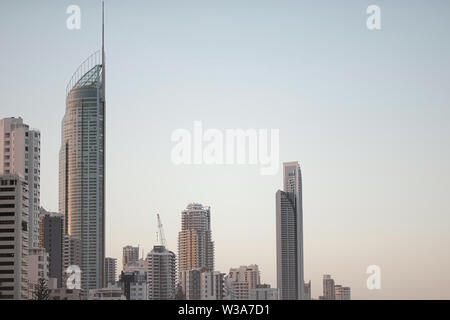 Die frühe Morgensonne leuchtet die Q1 Turm Hochhaus, die an den Ufern der Gold Coast in Australien sitzt. Stockfoto