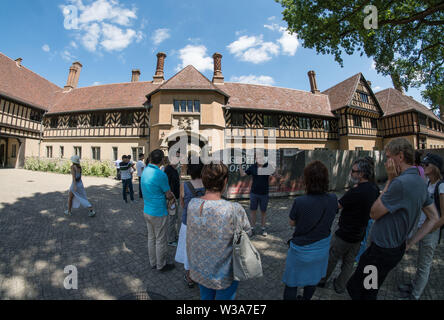 Potsdam, Deutschland. Am 15. Juli 2018. Eine Gruppe von Besuchern steht am Eingang zum Schloss Cecilienhof. Schloss Cecilienhof wurde zwischen 1913 und 1917 von Kaiser Wilhelm II. für seinen Sohn Kronprinz Wilhelm. Hier, nach dem Zweiten Weltkrieg, die Alliierten unterzeichnet das Potsdamer Abkommen. Foto: Frank Rumpenhorst/dpa/Alamy leben Nachrichten Stockfoto