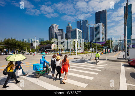 Fußgänger Straße in Futian Central Business District (CBD). Shenzhen, Guangdong Province, China. Stockfoto