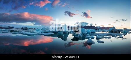 Sonnenaufgang in Jokulsarlon. isländische Eislagune von jokulsarlon am Morgen im Sommer oder Winter. Blaue Eisberge schwimmen in der Jokulsarlon Gletscherlagune Stockfoto