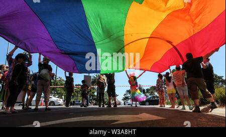 Melbourne Australien: Der Regenbogen Flagge stolz in eine Gay Pride Parade durch die Straßen von Melbourne. Stockfoto