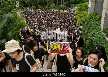 Hongkong, China. 14. Juli, 2019. Hunderte von Journalisten nehmen Sie Teil einer stillen März anspruchsvolle Polizei zu stoppen angreifen Journalisten und behindern Berichterstattung in Hongkong. Credit: SOPA Images Limited/Alamy leben Nachrichten Stockfoto