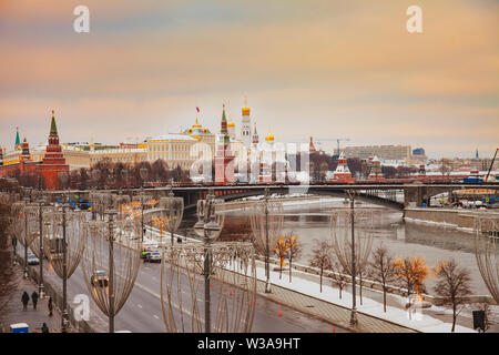 Moskauer Kreml und den Fluss Tag winter glühende Panorama Stockfoto
