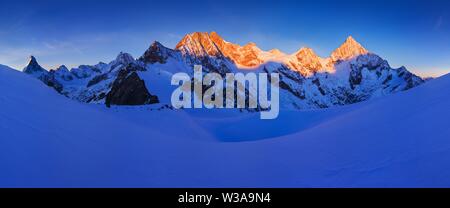 Blick auf verschneite Landschaft mit Dent Blanche und Weisshorn in den Schweizer Alpen bei Zermatt. Panorama des Weisshorns Stockfoto