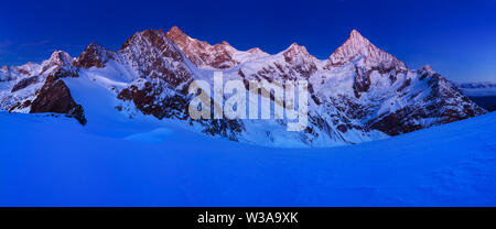 Blick auf verschneite Landschaft mit Dent Blanche und Weisshorn in den Schweizer Alpen bei Zermatt. Panorama des Weisshorns Stockfoto