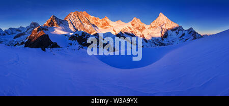 Blick auf verschneite Landschaft mit Dent Blanche und Weisshorn in den Schweizer Alpen bei Zermatt. Panorama des Weisshorns Stockfoto