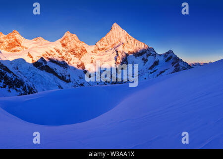 Blick auf verschneite Landschaft mit Dent Blanche und Weisshorn in den Schweizer Alpen bei Zermatt. Panorama des Weisshorns Stockfoto