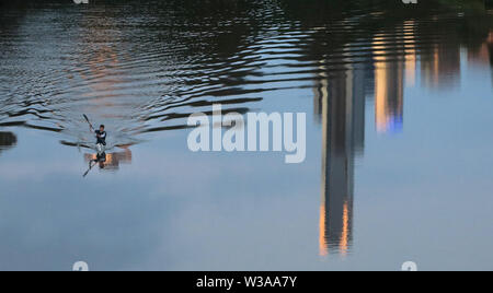 Am frühen Morgen Kanutin paddeln Vergangenheit, eine Reflexion über den Fluss Yarra Melbourne Australien. Stockfoto