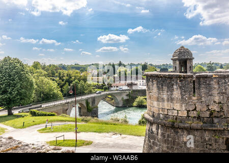 Navarrenx ist ein entzückendes, kleines Bastide, in der schönen Region Béarn befindet. Es war repräsentativ Plus Beau Village Status im Jahr 2014 ausgezeichnet. Stockfoto