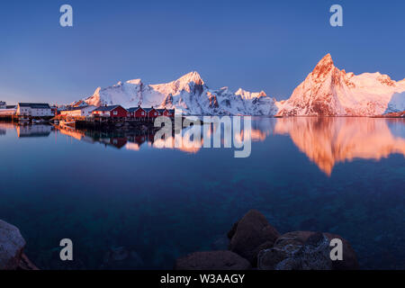 Aurora Borealis auf den Lofoten, Norwegen. Grüne Nordlichter über den Bergen. Nachthimmel mit polarem Himmel über dem arktischen Kreis. Winterlandschaft Stockfoto