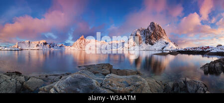 Landschaftlich schöner Fjord auf den Lofoten Inseln, reine, Norwegen. Erster Schnee in den Bergen. Spezifische Landschaft mit Fjorden und Felsen. Arktischer Kreis. Landschaft mit Meer Stockfoto