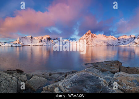 Landschaftlich schöner Fjord auf den Lofoten Inseln, reine, Norwegen. Erster Schnee in den Bergen. Spezifische Landschaft mit Fjorden und Felsen. Arktischer Kreis. Landschaft mit Meer Stockfoto