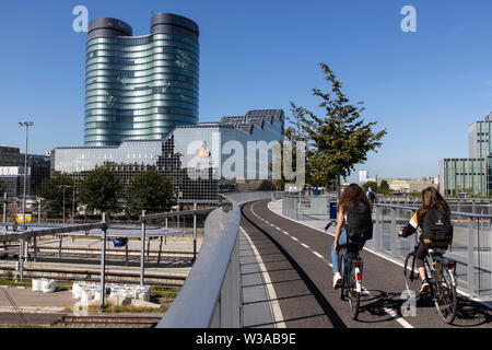 Utrecht, Niederlande, die Moreelsebrug, Fußgänger und Radfahrer Brücke über die Gleise der Utrecht Centraal, Hauptbahnhof, Rabobank Gebäude, Stockfoto