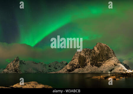 Aurora Borealis auf den Lofoten, Norwegen. Grüne Nordlichter über den Bergen. Nachthimmel mit polarem Himmel über dem arktischen Kreis. Winterlandschaft Stockfoto