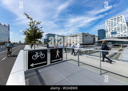 Utrecht, Niederlande, die Moreelsebrug, Fußgänger und Radfahrer Brücke über die Gleise der Utrecht Centraal, Hauptbahnhof, Rabobank Gebäude, Stockfoto