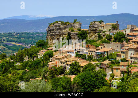 Blick auf das Dorf Saignon auf dem Felsen im Luberon Gebirge, Vaucluse, Provence, Frankreich. Stockfoto