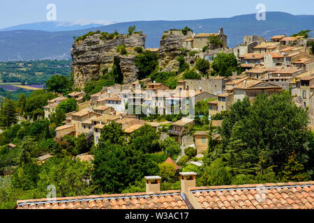 Blick auf das Dorf Saignon auf dem Felsen im Luberon Bergen, Vaucluse, Provence, Frankreich Lockated. Stockfoto