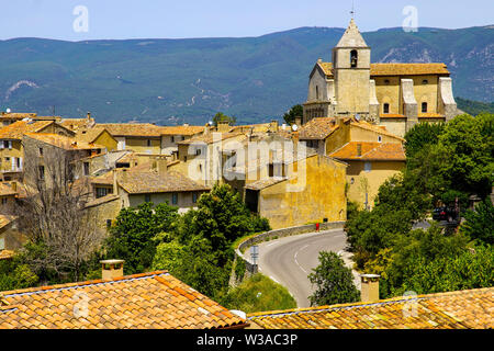 Blick auf das Dorf Saignon auf dem Felsen im Luberon Bergen, Vaucluse, Provence, Frankreich Lockated. Stockfoto