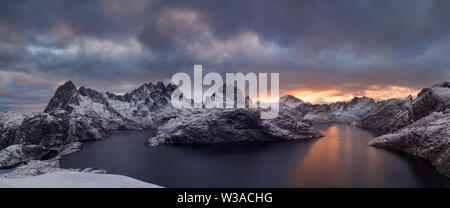 Landschaftlich schöner Fjord auf den Lofoten Inseln, reine, Norwegen. Erster Schnee in den Bergen. Spezifische Landschaft mit Fjorden und Felsen. Arktischer Kreis. Landschaft mit Meer Stockfoto