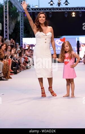 Malaga, Spanien. 14. Juli, 2019. Globale Geschenk fashion show mit Eva Longoria, Gary Dourdan von CSI, Lana Carrillo, Victorio und Luquino und Maria Bravo in Marbella, Juli 14, 2019 Credit: CORDON PRESSE/Alamy leben Nachrichten Stockfoto