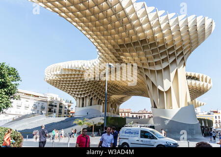 Sevilla, Spanien - 3. September 2015: Das Metropol Parasol moderne Architektur Struktur in der Plaza de La Encarnacion Stockfoto