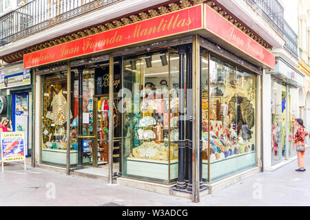 Sevilla, Spanien - 3. September 2015: Frau suchen im shop Fenster. Sevilla ist die Hauptstadt Andalusiens. Stockfoto