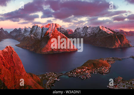 Landschaftlich schöner Fjord auf den Lofoten Inseln, reine, Norwegen. Erster Schnee in den Bergen. Spezifische Landschaft mit Fjorden und Felsen. Arktischer Kreis. Landschaft mit Meer Stockfoto