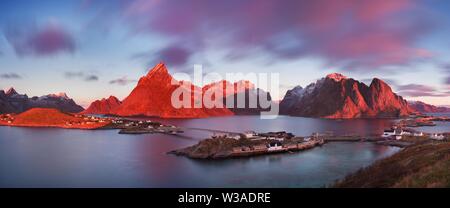 Landschaftlich schöner Fjord auf den Lofoten Inseln, reine, Norwegen. Erster Schnee in den Bergen. Spezifische Landschaft mit Fjorden und Felsen. Arktischer Kreis. Landschaft mit Meer Stockfoto