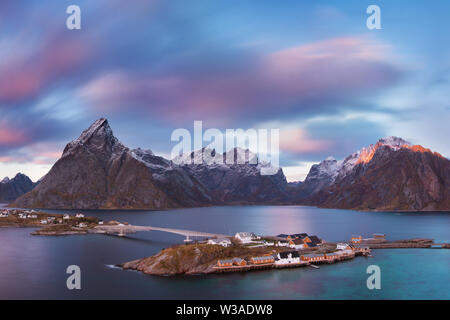 Landschaftlich schöner Fjord auf den Lofoten Inseln, reine, Norwegen. Erster Schnee in den Bergen. Spezifische Landschaft mit Fjorden und Felsen. Arktischer Kreis. Landschaft mit Meer Stockfoto