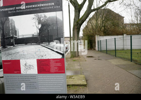 Informationen Panel an den Umfang der eingeschränkten Bereich der Stasi HQ Gebäude komplex, Hohenschonhausen, Berlin, Deutschland. Stockfoto