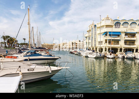 Benalmádena, Spanien - 4. September 2015: Boote in der Marina vor Anker. Der Hafen hat eine Kapazität von über Tausend Liegeplätze. Stockfoto