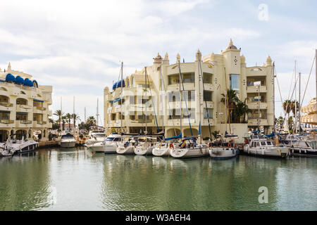 Benalmádena, Spanien - 4. September 2015: Boote in der Marina vor Anker. Der Hafen hat eine Kapazität von über Tausend Liegeplätze. Stockfoto