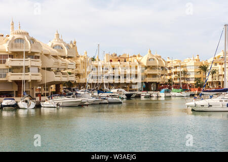 Benalmádena, Spanien - 4. September 2015: Boote in der Marina vor Anker. Der Hafen hat eine Kapazität von über Tausend Liegeplätze. Stockfoto