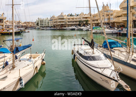 Benalmádena, Spanien - 4. September 2015: Boote in der Marina vor Anker. Der Hafen hat eine Kapazität von über Tausend Liegeplätze. Stockfoto