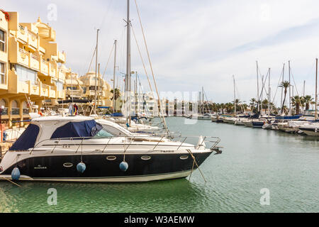 Benalmádena, Spanien - 4. September 2015: Boote in der Marina vor Anker. Der Hafen hat eine Kapazität von über Tausend Liegeplätze. Stockfoto