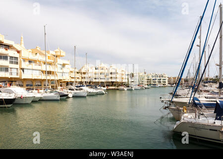 Benalmádena, Spanien - 4. September 2015: Boote in der Marina vor Anker. Der Hafen hat eine Kapazität von über Tausend Liegeplätze. Stockfoto