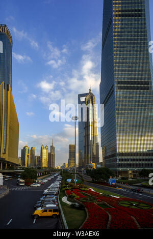 Der Oriental Pearl TV Tower Wolkenkratzer das Stadtbild Shanghai China Stockfoto