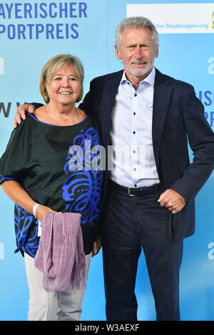 München, Deutschland. 13. Juli, 2019. Paul Breitner mit seiner Frau Hildegard. Bayerische Sport Award 2019 in der BMW Welt, Roter Teppich, Roter Teppich am 13.07.2019. | Verwendung der weltweiten Kredit: dpa/Alamy leben Nachrichten Stockfoto