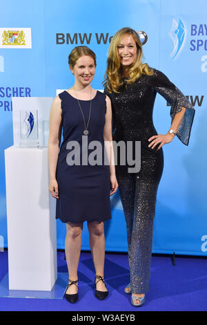 München, Deutschland. 13. Juli, 2019. Dr. Christine THEISS mit Clara KLUG (Parabiathlete). Bayerische Sport Award 2019 in der BMW Welt, Roter Teppich, Roter Teppich am 13.07.2019. | Verwendung der weltweiten Kredit: dpa/Alamy leben Nachrichten Stockfoto