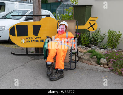 Eine Ausstellung am Garstang Scarecrow Festival. North West Air Ambulance, Hubschrauber und Sanitäter oder Arzt Stockfoto